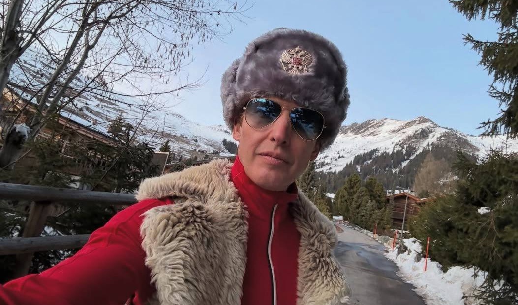 После скандала с символикой РФ: Джеймс Блант показался в шапке с тризубом, но есть нюанс